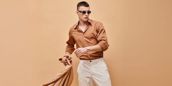 5 spôsobov, ako nosiť košeľu a zapôsobiť v každej situácii